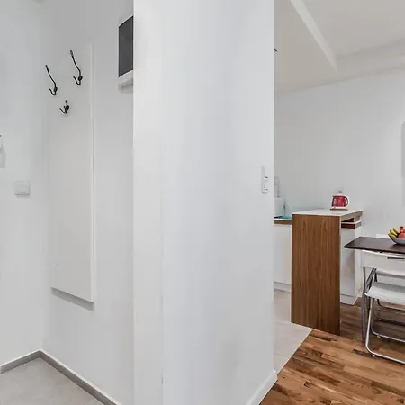 Chill Airport Apartment